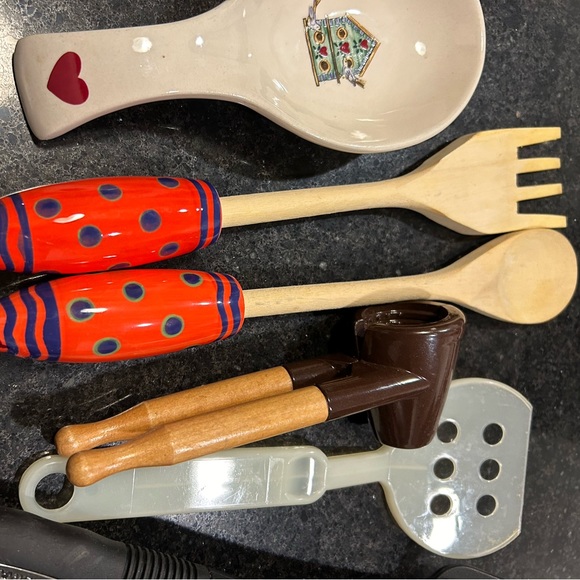 Thirteen Piece Household Utencils - Picture 3 of 6